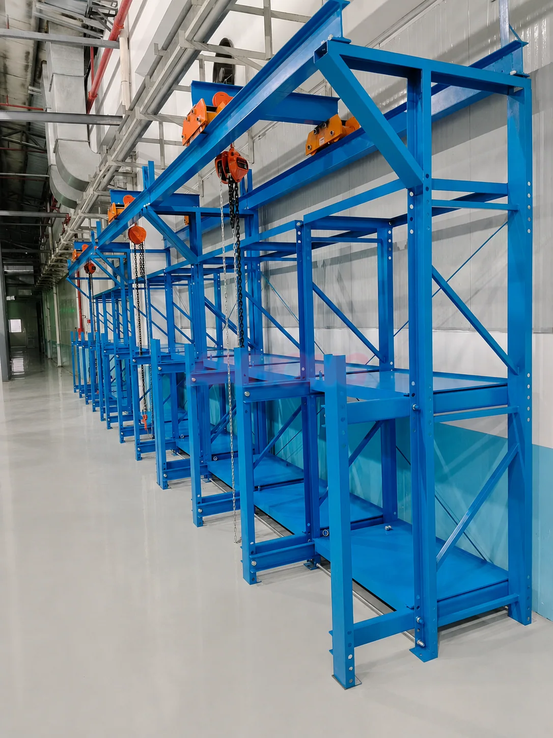 Blue mold rack system with manual lifting hoists